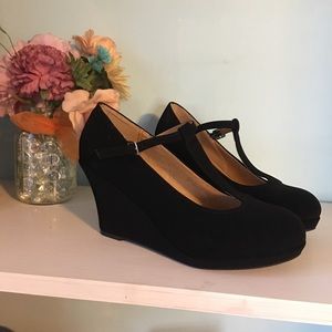 ModCloth Size 8.5 Black Wedge T-Strap Heel